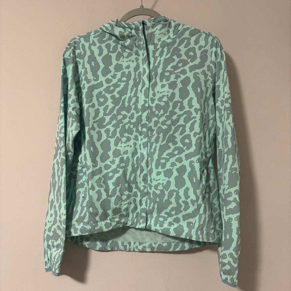 Nike swift dri fit packable jacket